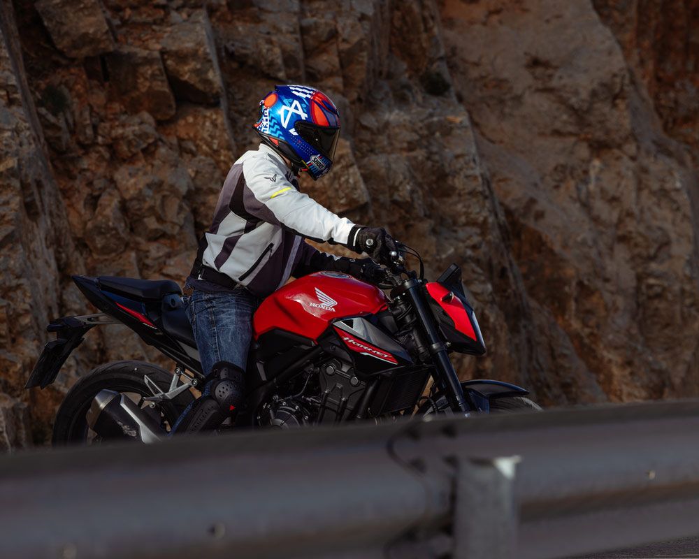 Ο Μιχάλης με κράνος Shoei NXR2 οδηγεί Honda CB500 Hornet δίπλα σε βραχώδες τοπίο – Gas Rider Stories #5